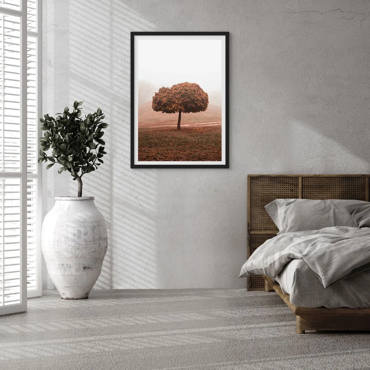 Póster en marco negro - Un árbol solitario en la niebla otoñal. - 50x70cm - Después de un verano ajetreado - Decoración de pared moderna para salón y dormitorio ARTTOR