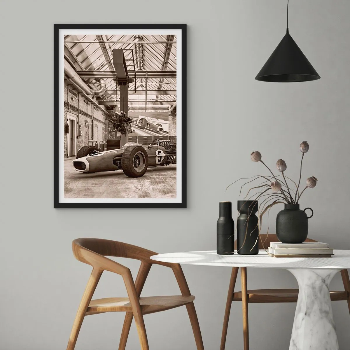 Póster en marco negro - Un icónico coche de carreras con un interior industrial - 50x70cm - El descanso del vencedor - Decoración de pared moderna para salón y dormitorio ARTTOR
