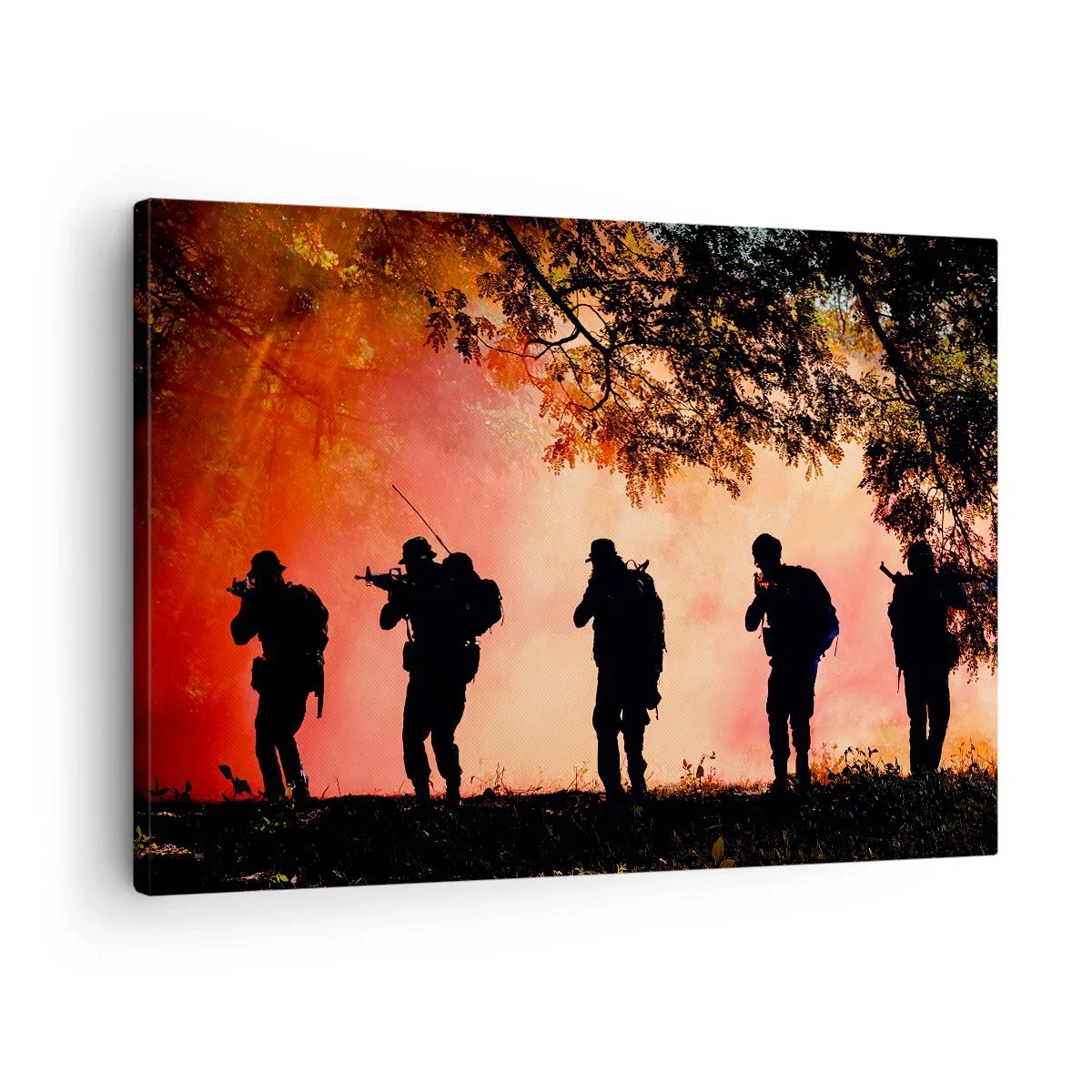 Cuadro sobre lienzo - Impresión de Imagen - Siluetas de soldados en el bosque contra el cielo naranja. - 70x50cm - ...Todo para uno. - Decoración de pared moderna para salón y dormitorio ARTTOR