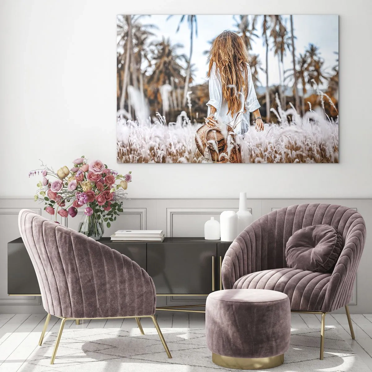Cuadro sobre vidrio - Impresiones sobre Vidrio - Una mujer en el césped con un sombrero en la mano contra un fondo de palmeras. - 70x50cm - Nacida en el plumón de la Tierra - Decoración de pared moderna para salón y dormitorio ARTTOR
