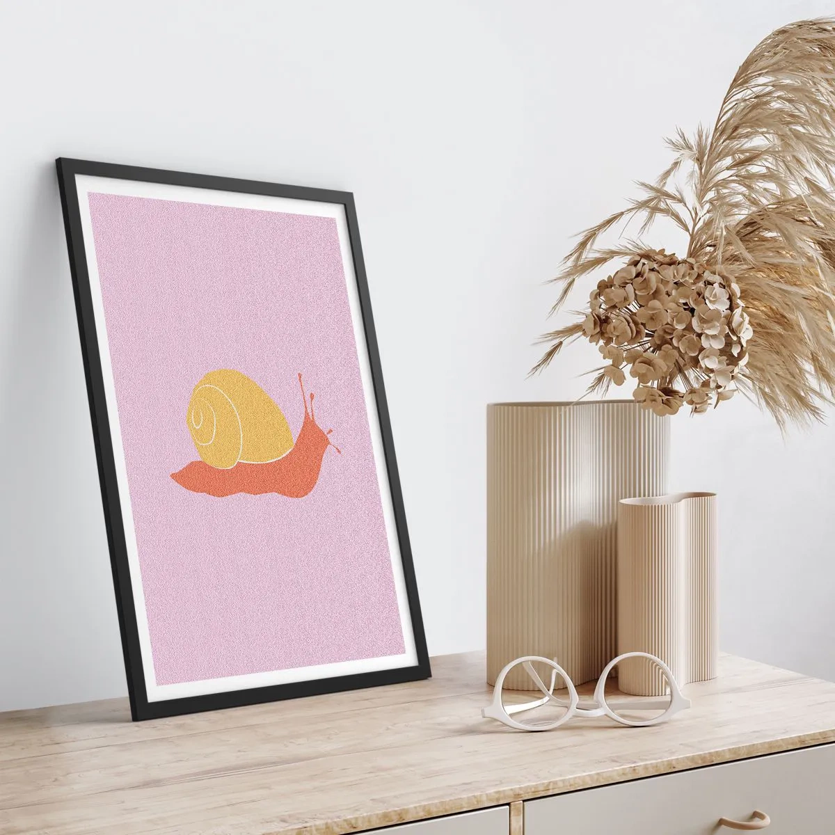 Póster en marco negro - Gráfico minimalista de caracol sobre un fondo pastel. - 50x70cm - No hay prisa - Decoración de pared moderna para salón y dormitorio ARTTOR