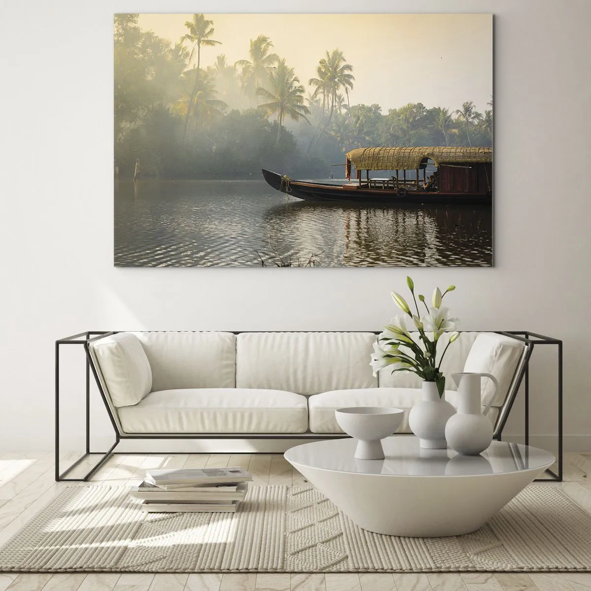 Cuadro sobre vidrio - Impresiones sobre Vidrio - Un barco en un río tranquilo rodeado de palmeras por la mañana. - 70x50cm - Casa en el río - Decoración de pared moderna para salón y dormitorio ARTTOR