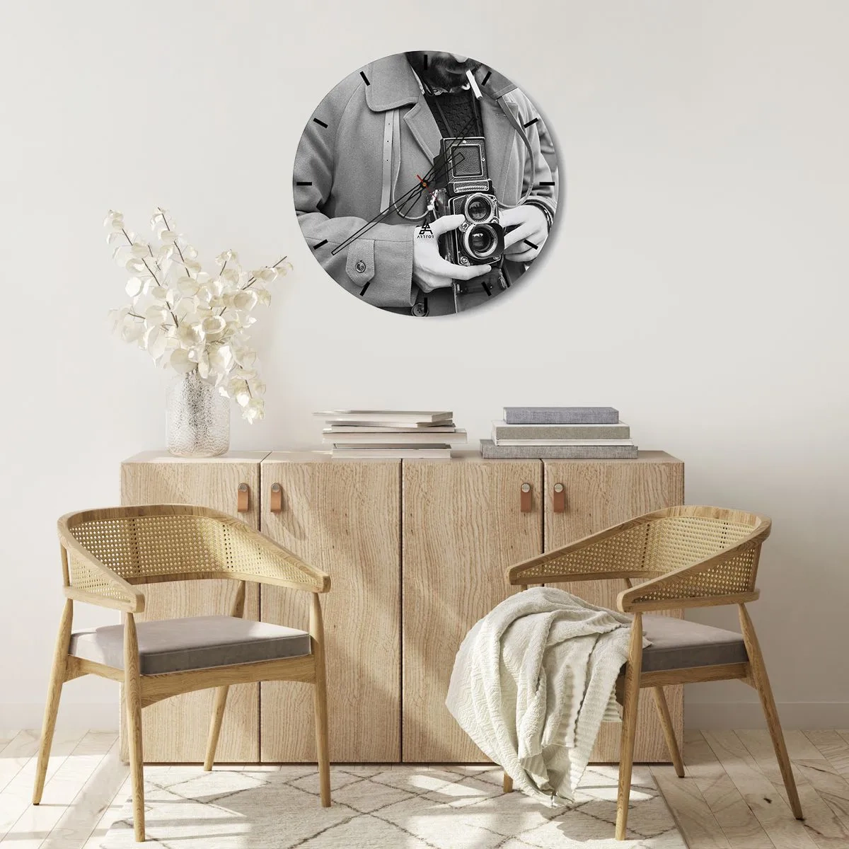 Reloj de pared - Reloj de vidrio - Hombre con una cámara analógica retro - 30x30cm - En estilo retro - Decoración de pared moderna para salón, cocina y dormitorio ARTTOR