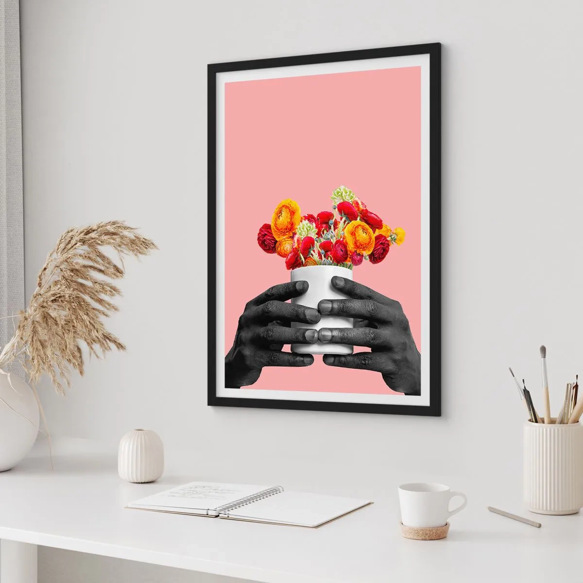 Póster en marco negro - Manos negras sosteniendo un ramo de flores sobre un fondo rosa - 50x70cm - La apoteosis de la vida - Decoración de pared moderna para salón y dormitorio ARTTOR