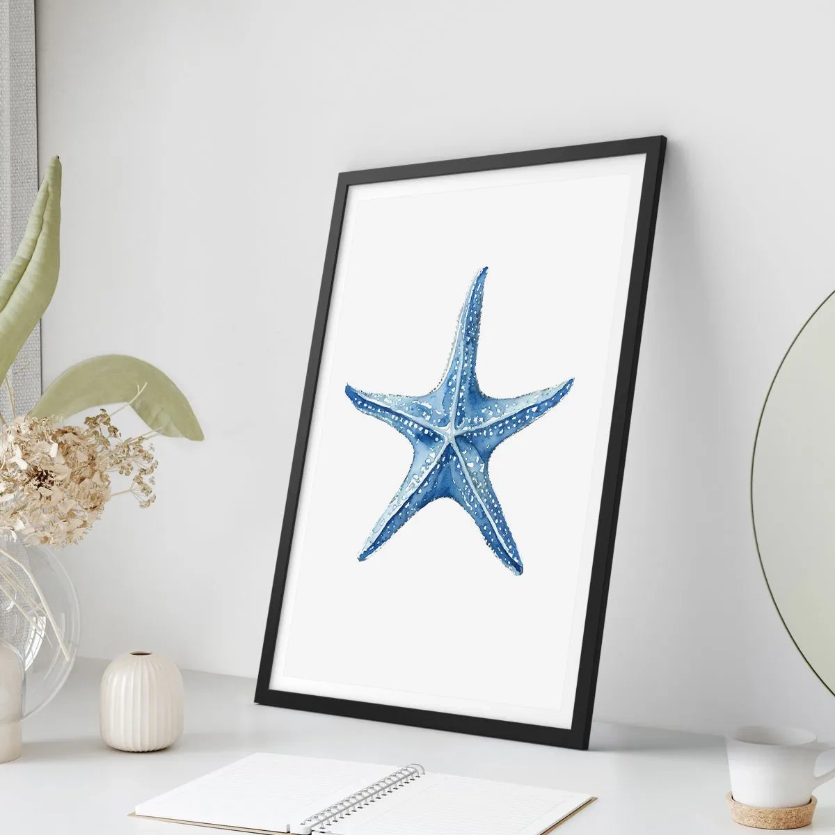 Póster en marco negro - Estrella de mar azul sobre un fondo blanco - 50x70cm - Estrella de mar - Decoración de pared moderna para salón y dormitorio ARTTOR