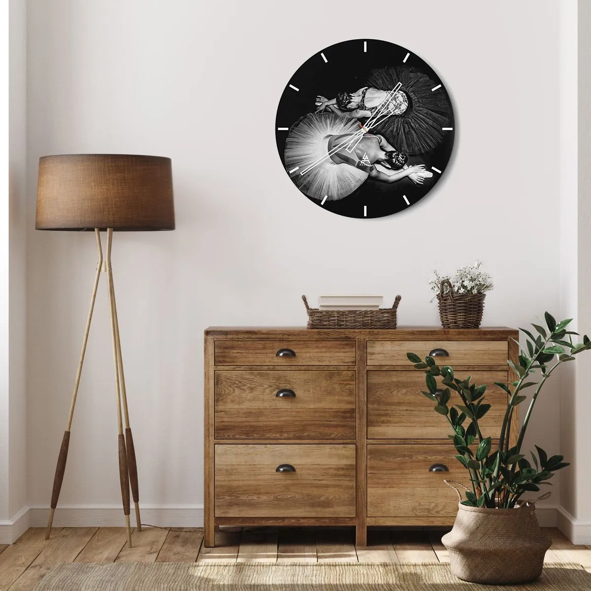 Reloj de pared - Reloj de vidrio - Un astronauta a la deriva en el espacio sobre la Tierra. - 30x30cm - Yin y yang: el equilibrio perfecto - Decoración de pared moderna para salón, cocina y dormitorio ARTTOR