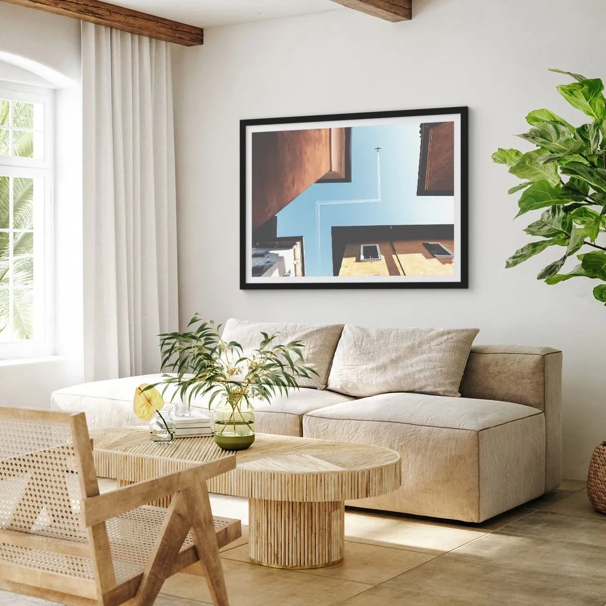 Póster en marco negro - Vista del avión y su estela en el cielo desde una perspectiva callejera. - 70x50cm - Por encima del laberinto urbano - Decoración de pared moderna para salón y dormitorio ARTTOR