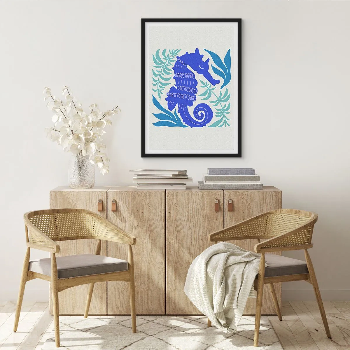 Póster en marco negro - Un caballito de mar estilizado rodeado de vegetación. - 50x70cm - En una pradera submarina - Decoración de pared moderna para salón y dormitorio ARTTOR