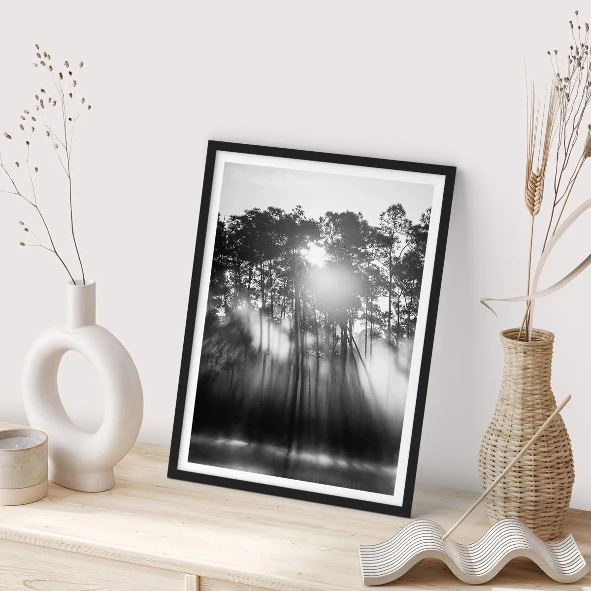Póster en marco negro - Escena de bosque en blanco y negro con rayos de sol en la niebla. - 50x70cm - Sol imparable - Decoración de pared moderna para salón y dormitorio ARTTOR