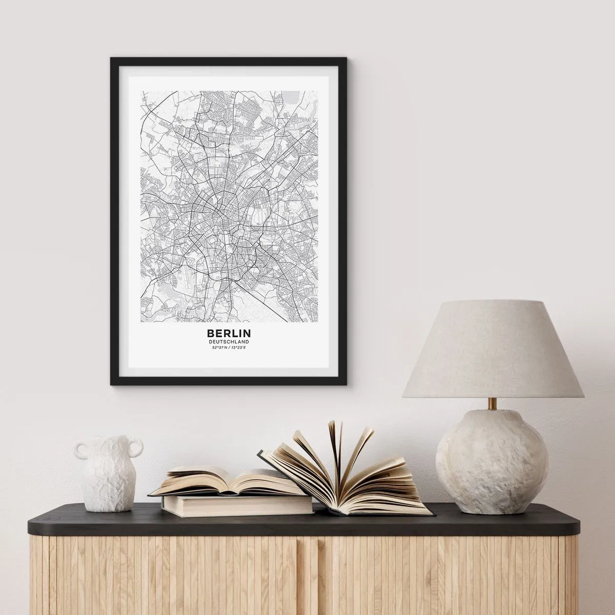Póster en marco negro - Un mapa en blanco y negro de Berlín con calles mapeadas con precisión. - 50x70cm - Flor de Berlín - Decoración de pared moderna para salón y dormitorio ARTTOR