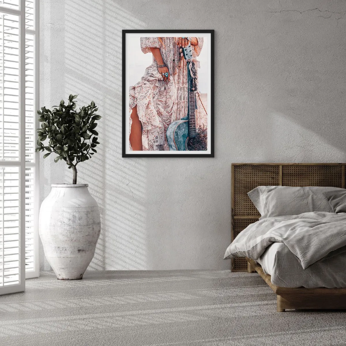 Póster en marco negro - Un fragmento de un vestido con adornos y una guitarra estilo boho. - 50x70cm - Una flor en el camino - Decoración de pared moderna para salón y dormitorio ARTTOR