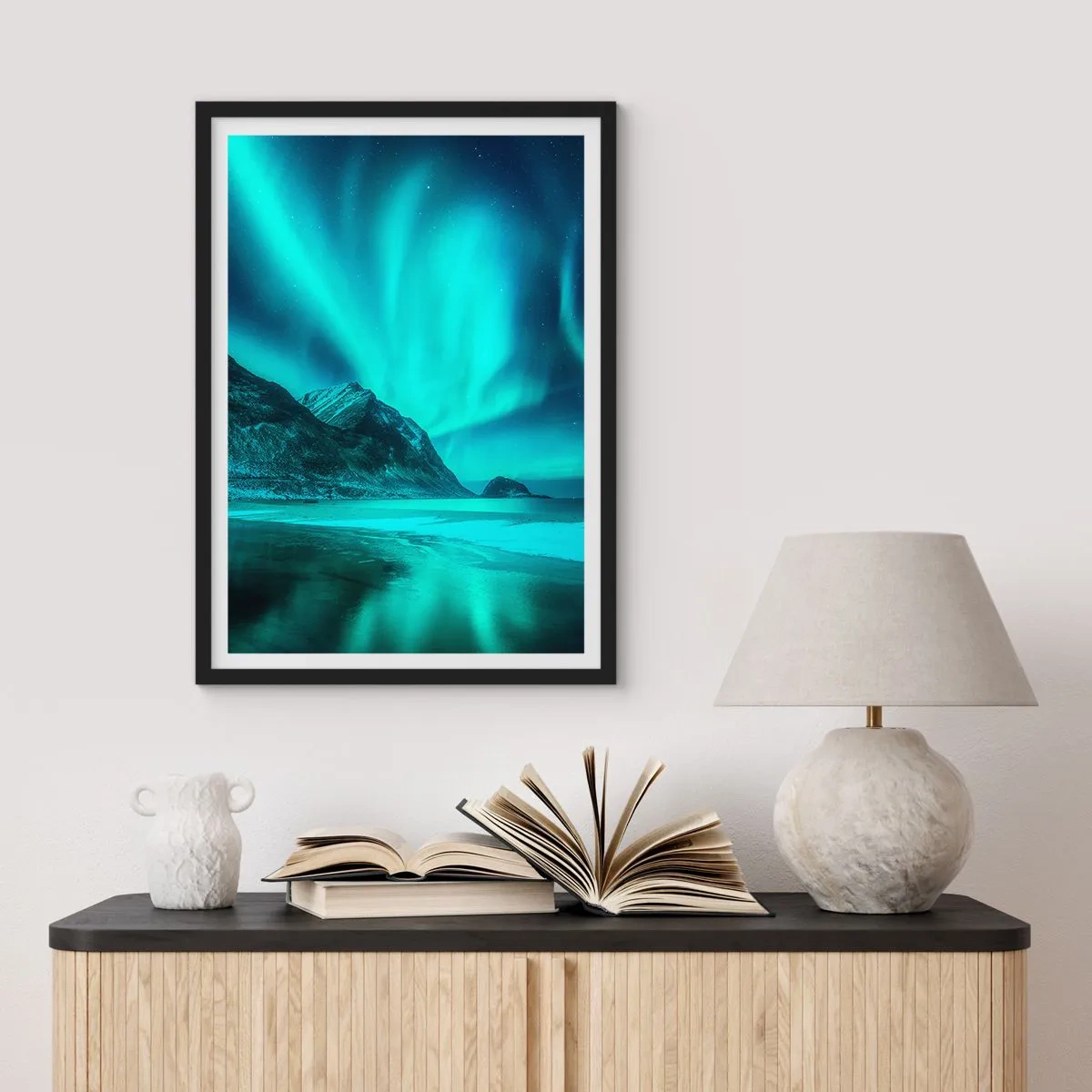 Póster en marco negro - Una toma fotográfica de la aurora boreal sobre un paisaje montañoso. - 50x70cm - Maravillas del norte - Decoración de pared moderna para salón y dormitorio ARTTOR