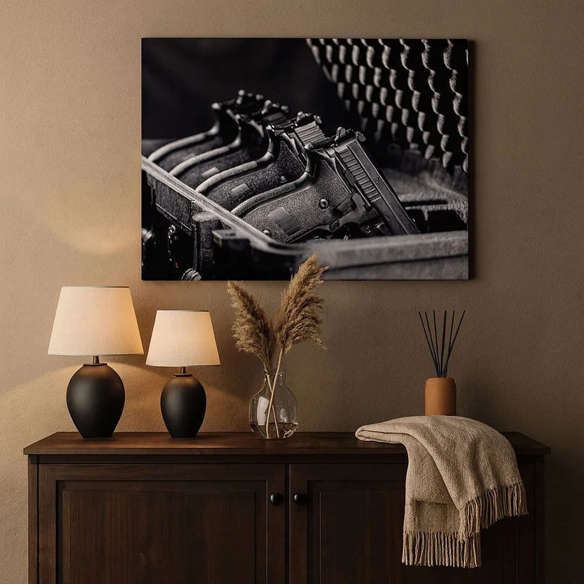 Cuadro sobre lienzo - Impresión de Imagen - Una imagen en blanco y negro de una pila de armas en una maleta. - 70x50cm - ¡Fuego! - Decoración de pared moderna para salón y dormitorio ARTTOR