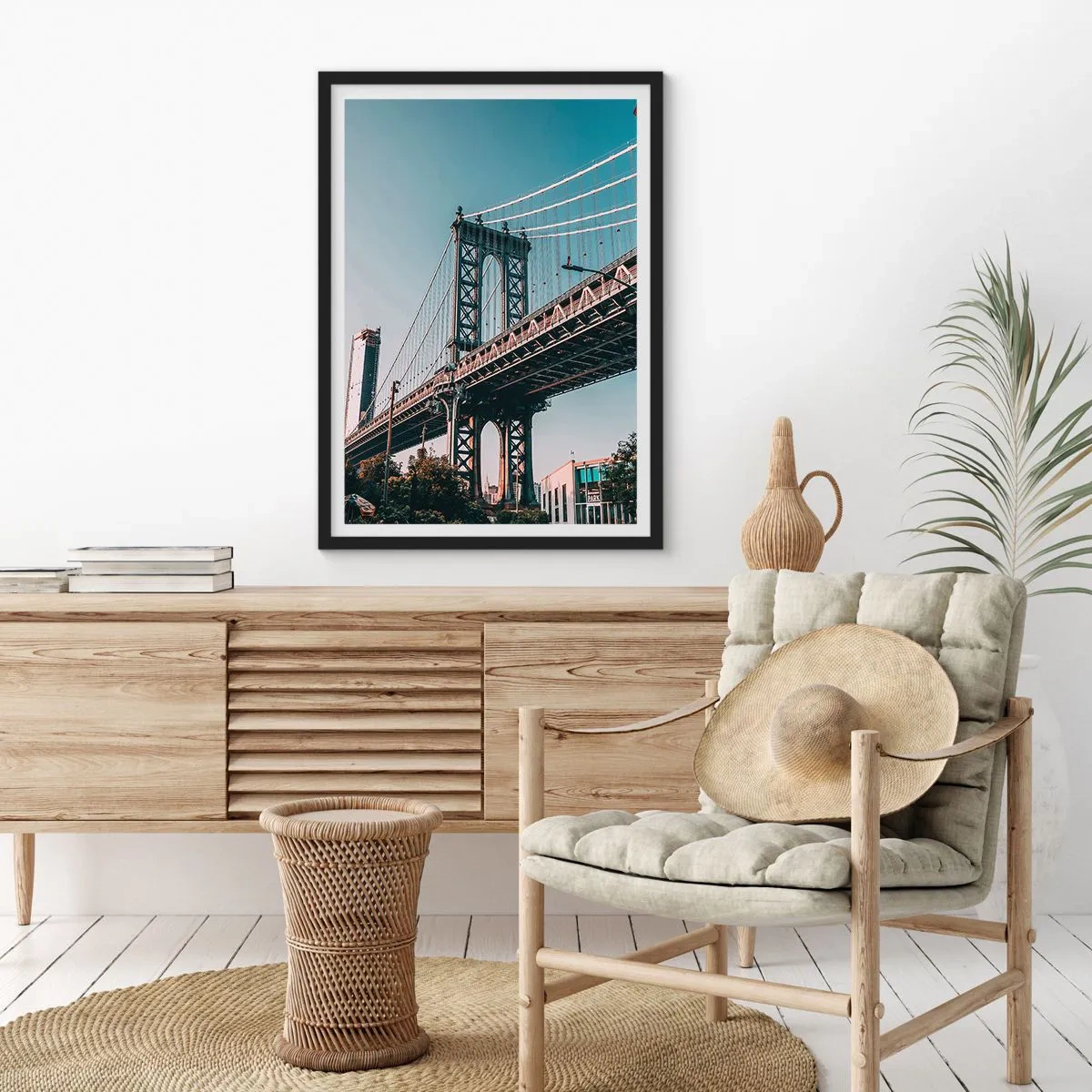 Póster en marco negro - Un puente colgante en una ciudad moderna contra un cielo azul. - 50x70cm - Sobre el fluir de la ciudad - Decoración de pared moderna para salón y dormitorio ARTTOR