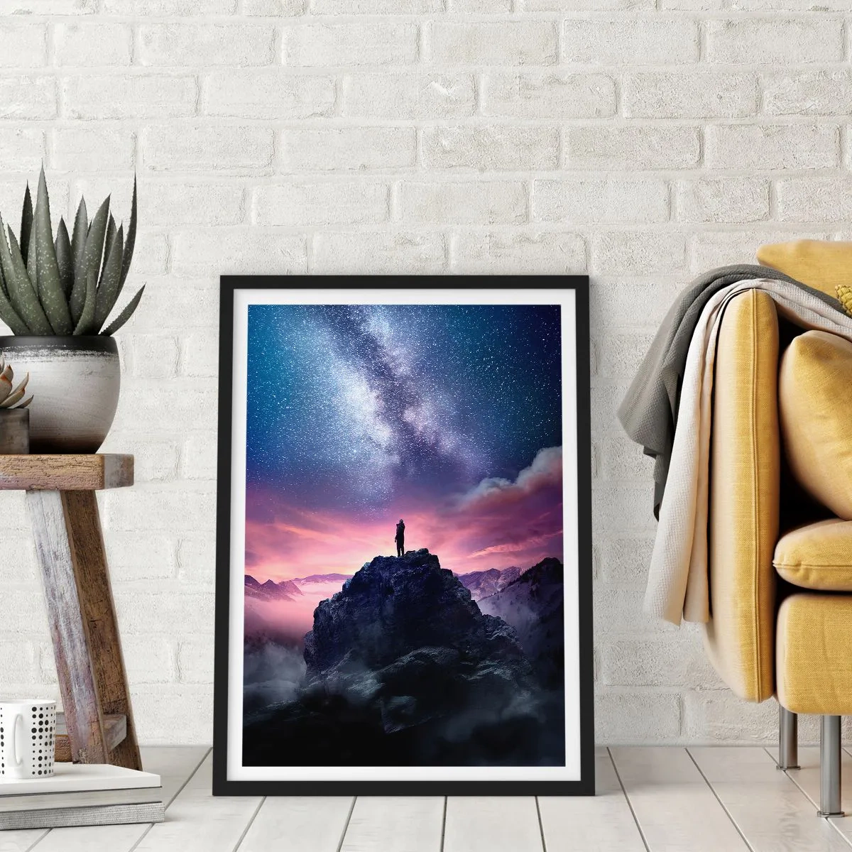 Póster en marco negro - Silueta de una persona en la cima de una montaña bajo un cielo estrellado - 50x70cm - Y sintió la vida - Decoración de pared moderna para salón y dormitorio ARTTOR