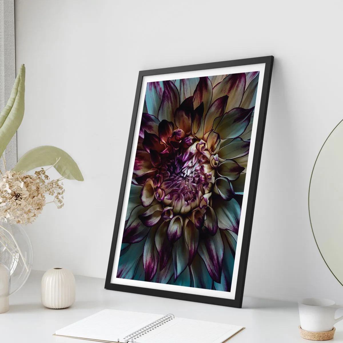 Póster en marco negro - Fotografía macro de dalias oscuras en tonos morados y dorados. - 50x70cm - El florecimiento de la hermosura - Decoración de pared moderna para salón y dormitorio ARTTOR