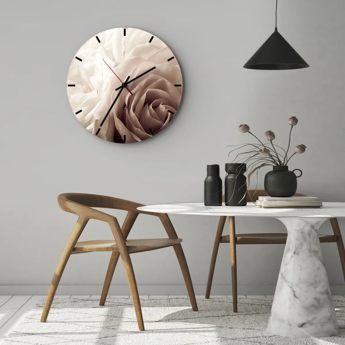 Reloj de pared - Reloj de vidrio - Un primer plano de delicados pétalos de rosa en tonos beige y rosa. - 30x30cm - En el corazón de una rosa - Decoración de pared moderna para salón, cocina y dormitorio ARTTOR