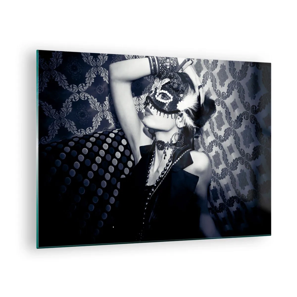 Cuadro sobre vidrio - Impresiones sobre Vidrio - Una figura enmascarada contra una pared estampada en tonos blanco y negro. - 70x50cm - Decoraciones, adornos, patrones... - Decoración de pared moderna para salón y dormitorio ARTTOR