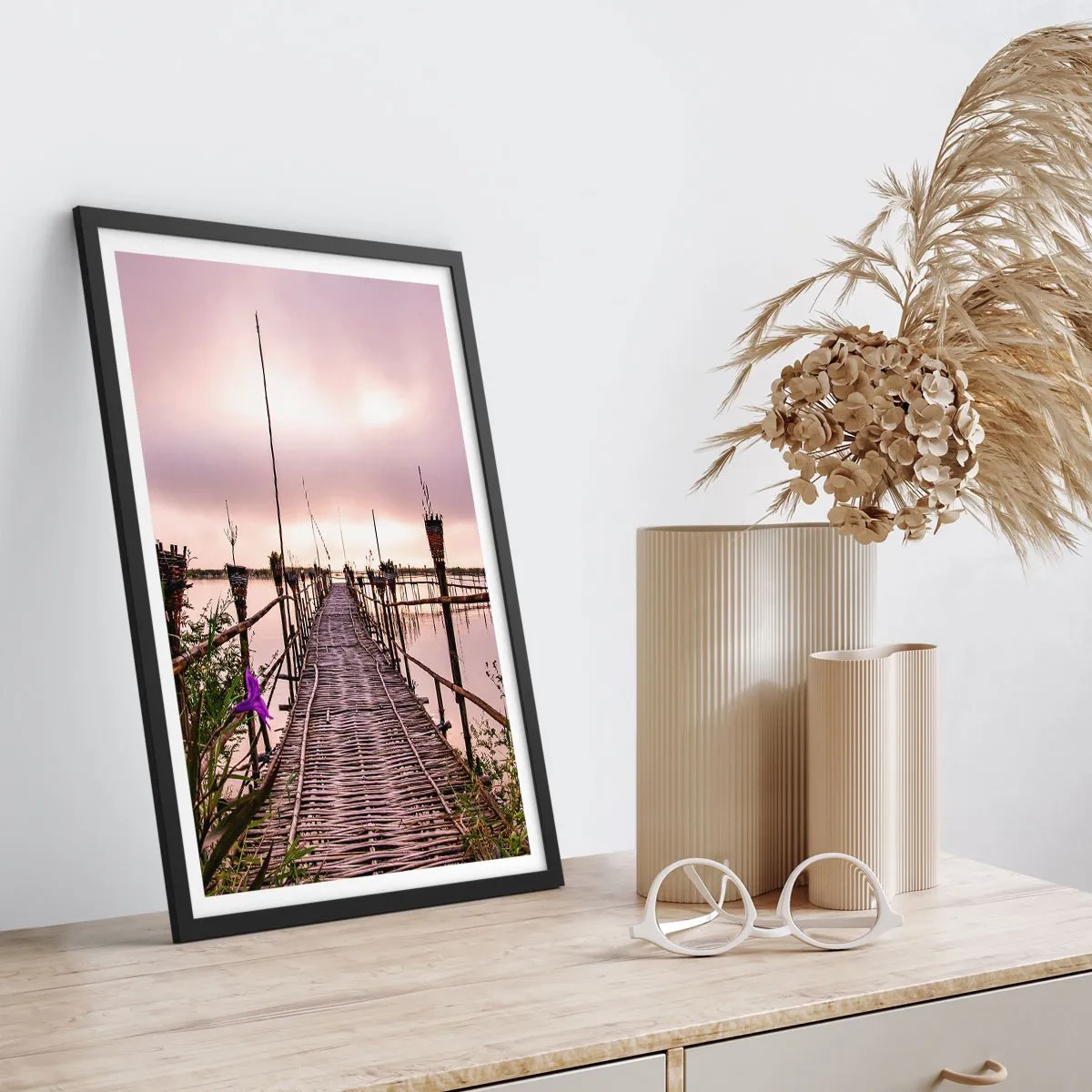 Póster en marco negro - Puente de bambú sobre aguas tranquilas al atardecer - 50x70cm - La tranquilidad de Asia - Decoración de pared moderna para salón y dormitorio ARTTOR