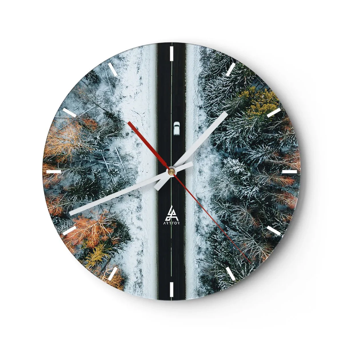 Reloj de pared - Reloj de vidrio - Un camino forestal en invierno visto a vista de pájaro con un coche circulando. - 30x30cm - Atravesar el bosque en invierno - Decoración de pared moderna para salón, cocina y dormitorio ARTTOR