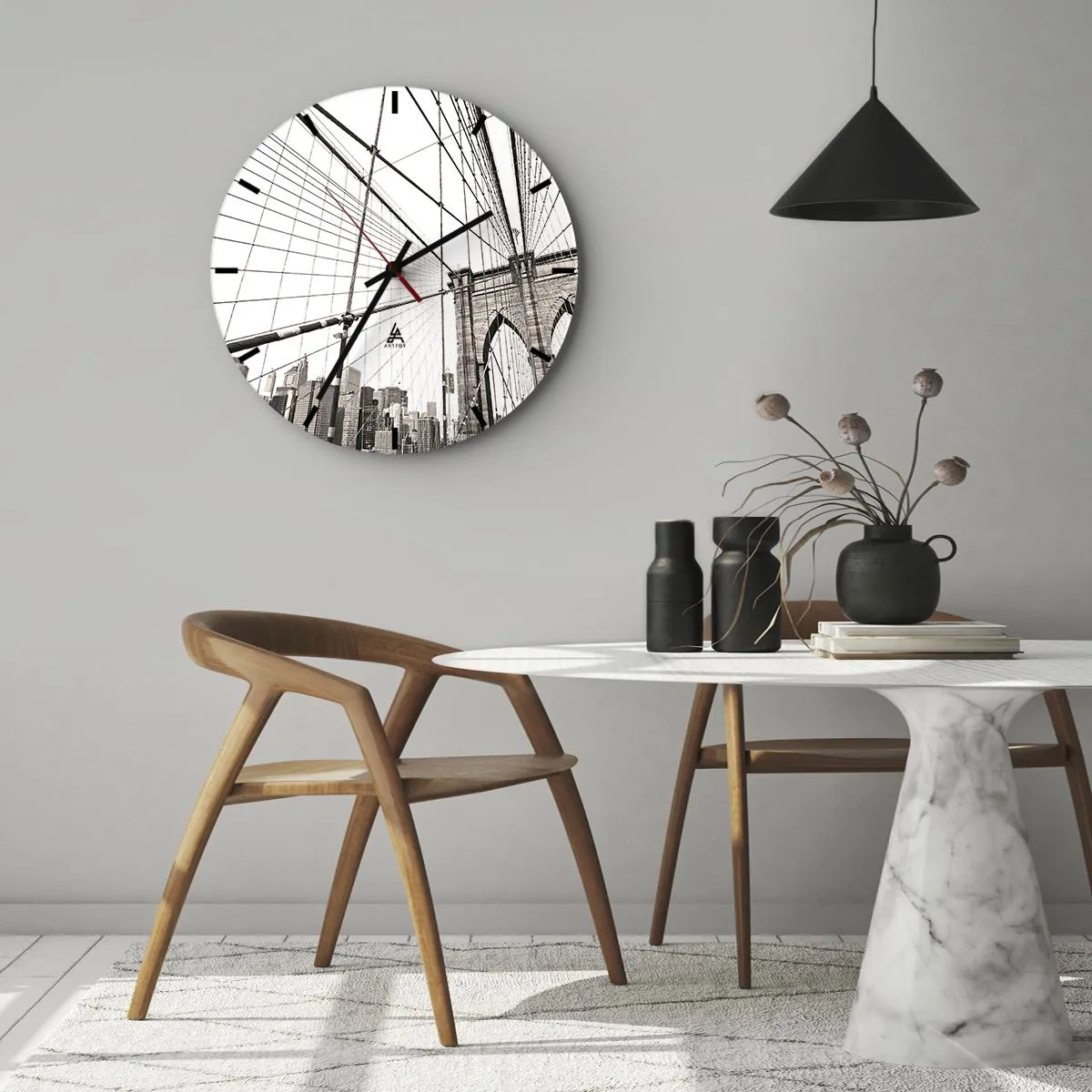 Reloj de pared - Reloj de vidrio - Una toma de un puente de cuerda con el horizonte de la ciudad de fondo en tonos de gris. - 30x30cm - Catedral de Nueva York - Decoración de pared moderna para salón, cocina y dormitorio ARTTOR