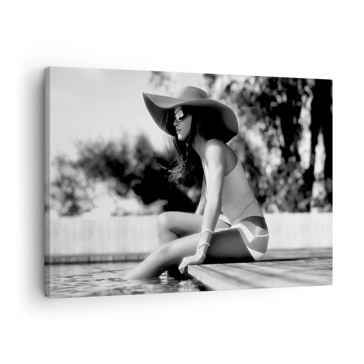 Cuadro sobre lienzo - Impresión de Imagen - Mujer con sombrero junto a la piscina en blanco y negro - 70x50cm - Un sueño de verano - Decoración de pared moderna para salón y dormitorio ARTTOR