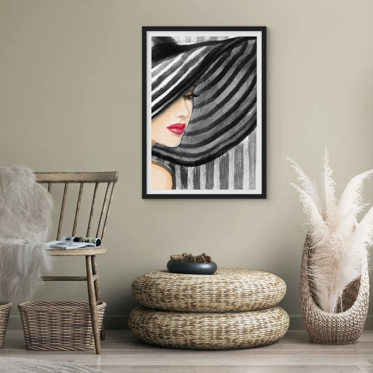 Póster en marco negro - Una mujer con un sombrero ancho y labios rojos. - 50x70cm - ¿Dónde puedo encontrarte? - Decoración de pared moderna para salón y dormitorio ARTTOR