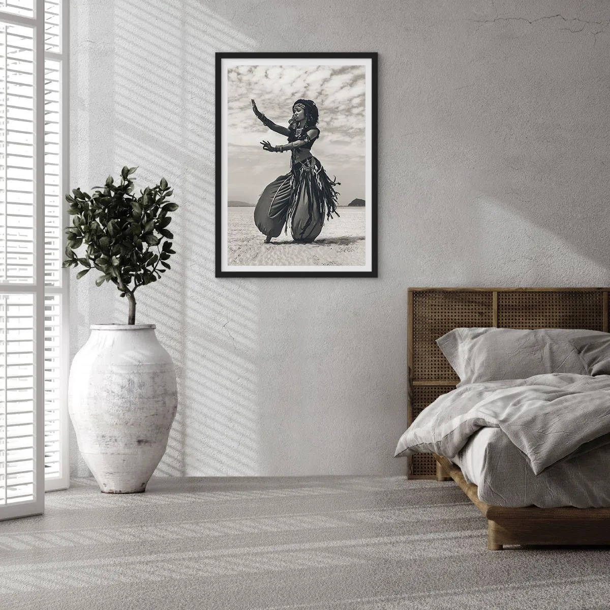 Póster en marco negro - Una bailarina étnica frente a un paisaje desértico. - 50x70cm - Danza de las Islas del Sur - Decoración de pared moderna para salón y dormitorio ARTTOR