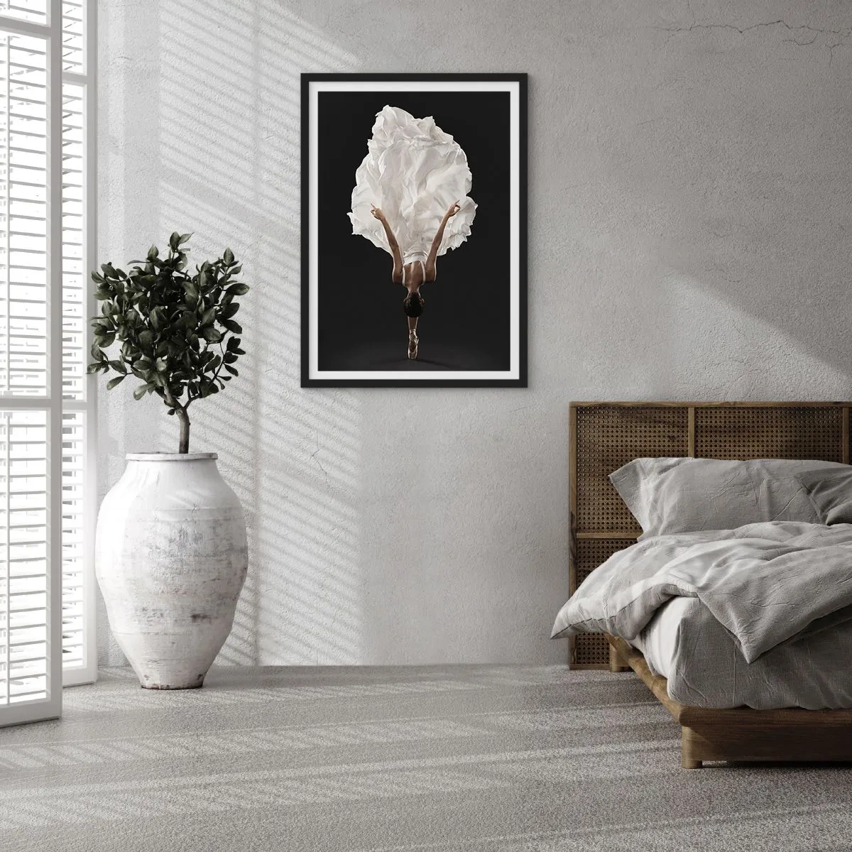 Póster en marco negro - Una bailarina con un vestido blanco flotando en el aire sobre un fondo negro. - 50x70cm - Movimientos insólitos - Decoración de pared moderna para salón y dormitorio ARTTOR