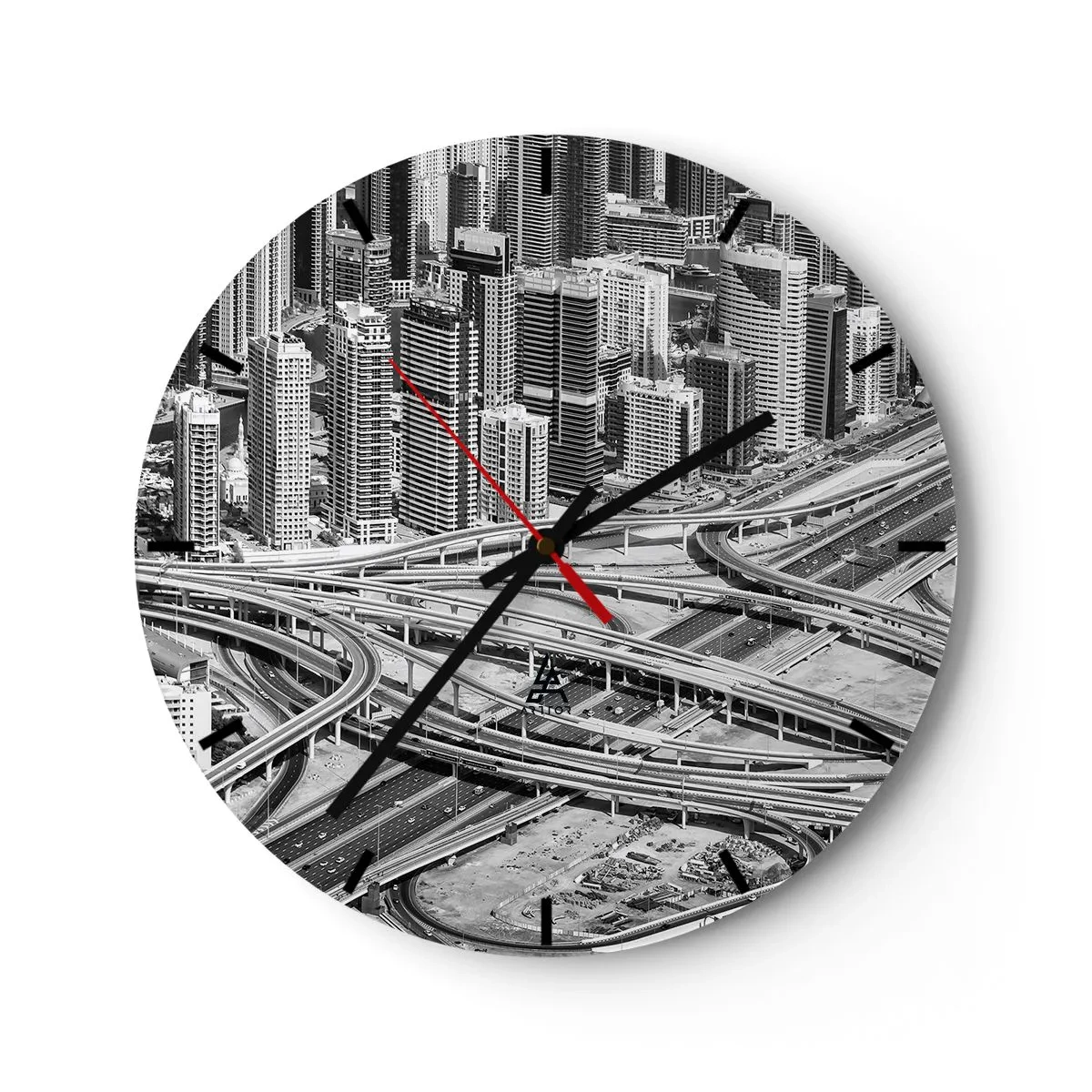 Reloj de pared - Reloj de vidrio - Una fotografía en blanco y negro de una ciudad con una densa red de autopistas. - 30x30cm - Dubái: la ciudad imposible - Decoración de pared moderna para salón, cocina y dormitorio ARTTOR