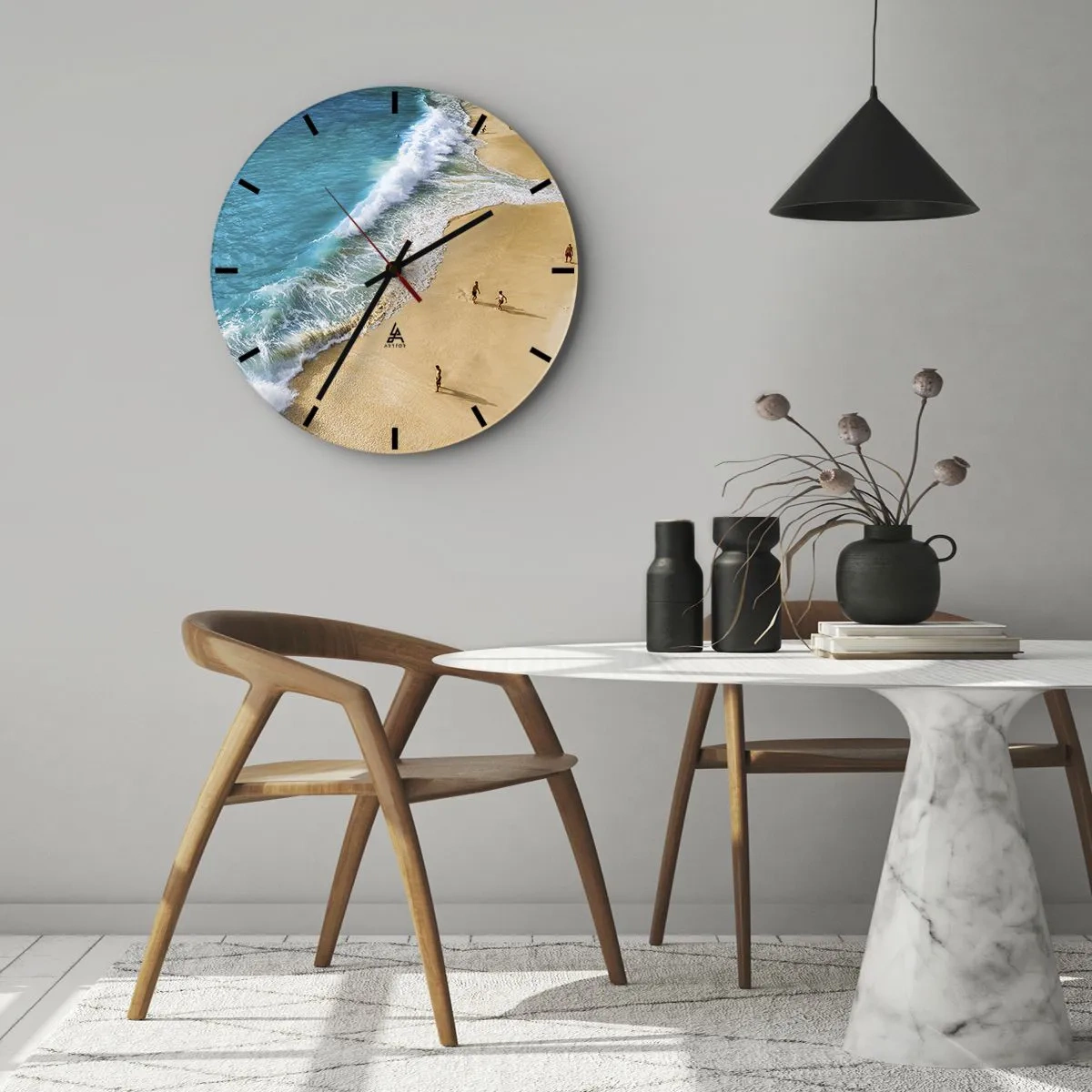 Reloj de pared - Reloj de vidrio - Una playa de arena con olas turquesas y gente paseando. - 30x30cm - Y luego el sol, la playa... - Decoración de pared moderna para salón, cocina y dormitorio ARTTOR