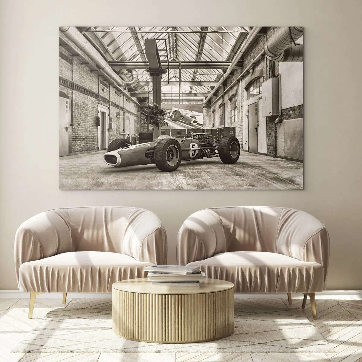 Cuadro sobre vidrio - Impresiones sobre Vidrio - Un coche de carreras clásico en una nave industrial. - 70x50cm - El descanso del vencedor - Decoración de pared moderna para salón y dormitorio ARTTOR