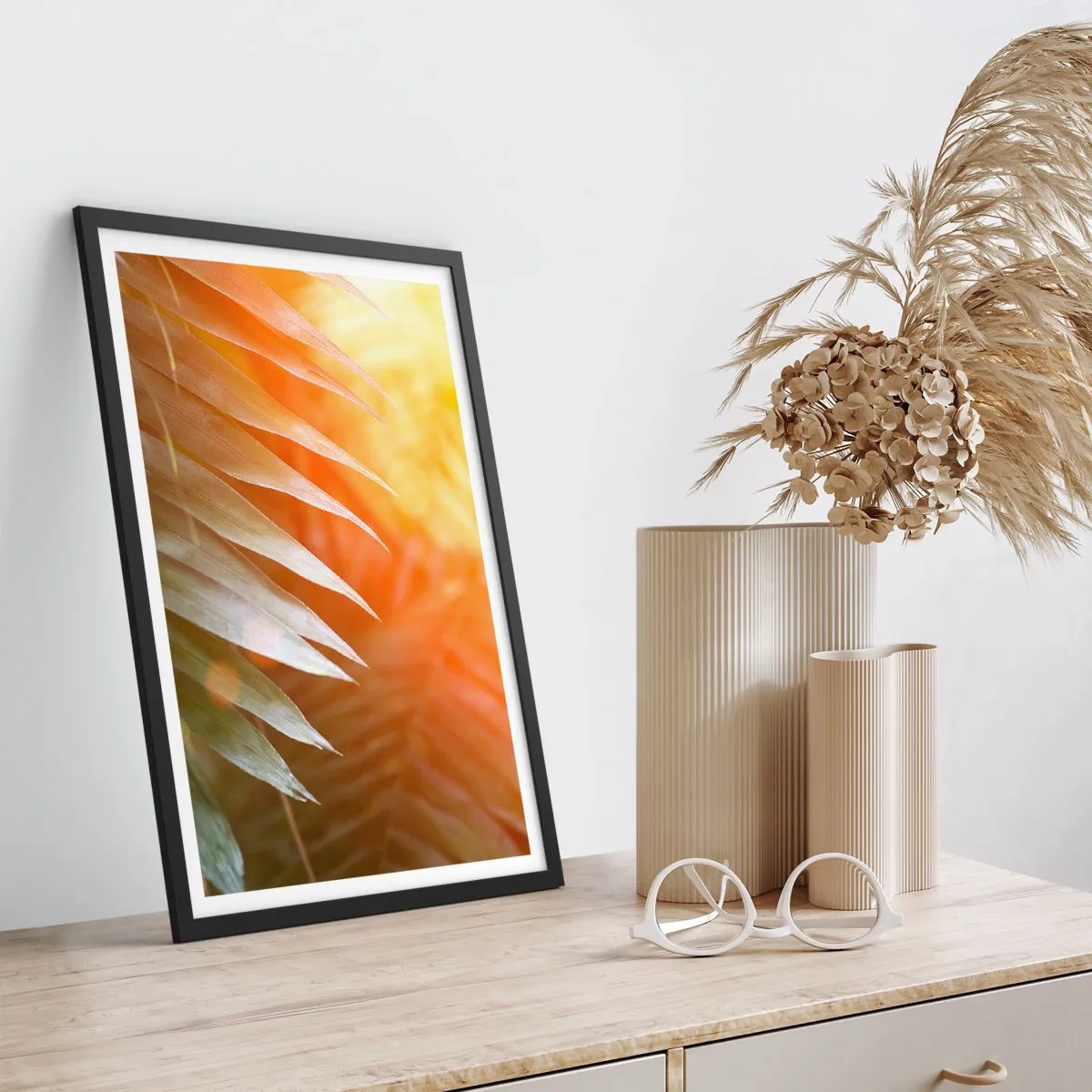 Póster en marco negro - Hojas de palma a la luz del sol poniente - 50x70cm - Mañana en la selva - Decoración de pared moderna para salón y dormitorio ARTTOR