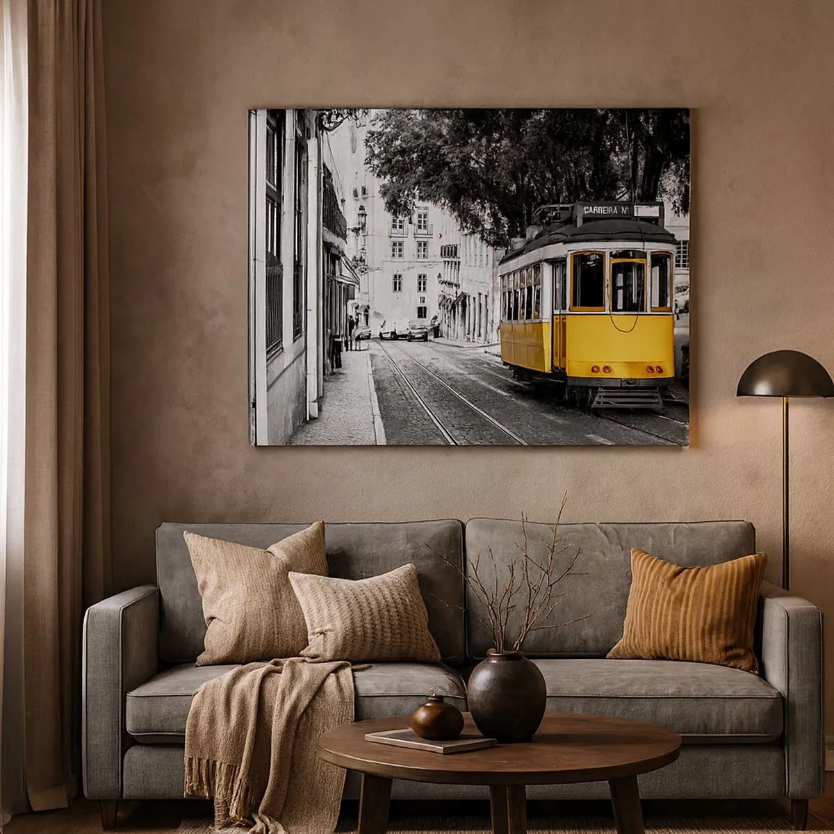 Cuadro sobre lienzo - Impresión de Imagen - Un tranvía amarillo con el telón de fondo de una calle en blanco y negro. - 70x50cm - Y un fado de fondo - Decoración de pared moderna para salón y dormitorio ARTTOR