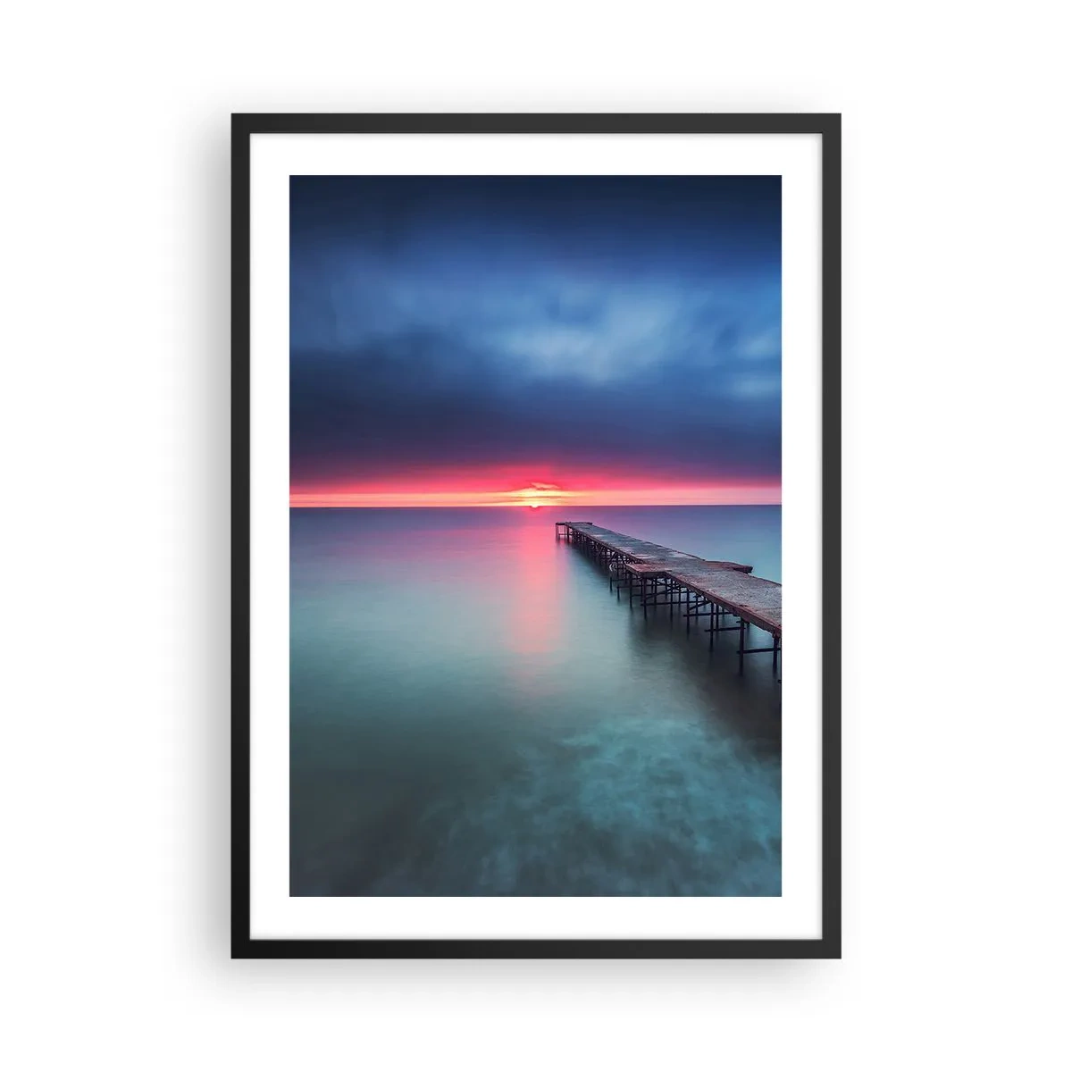 Póster en marco negro - Un embarcadero que se extiende hacia un mar tranquilo al atardecer. - 50x70cm - Entre el cielo y el agua - Decoración de pared moderna para salón y dormitorio ARTTOR