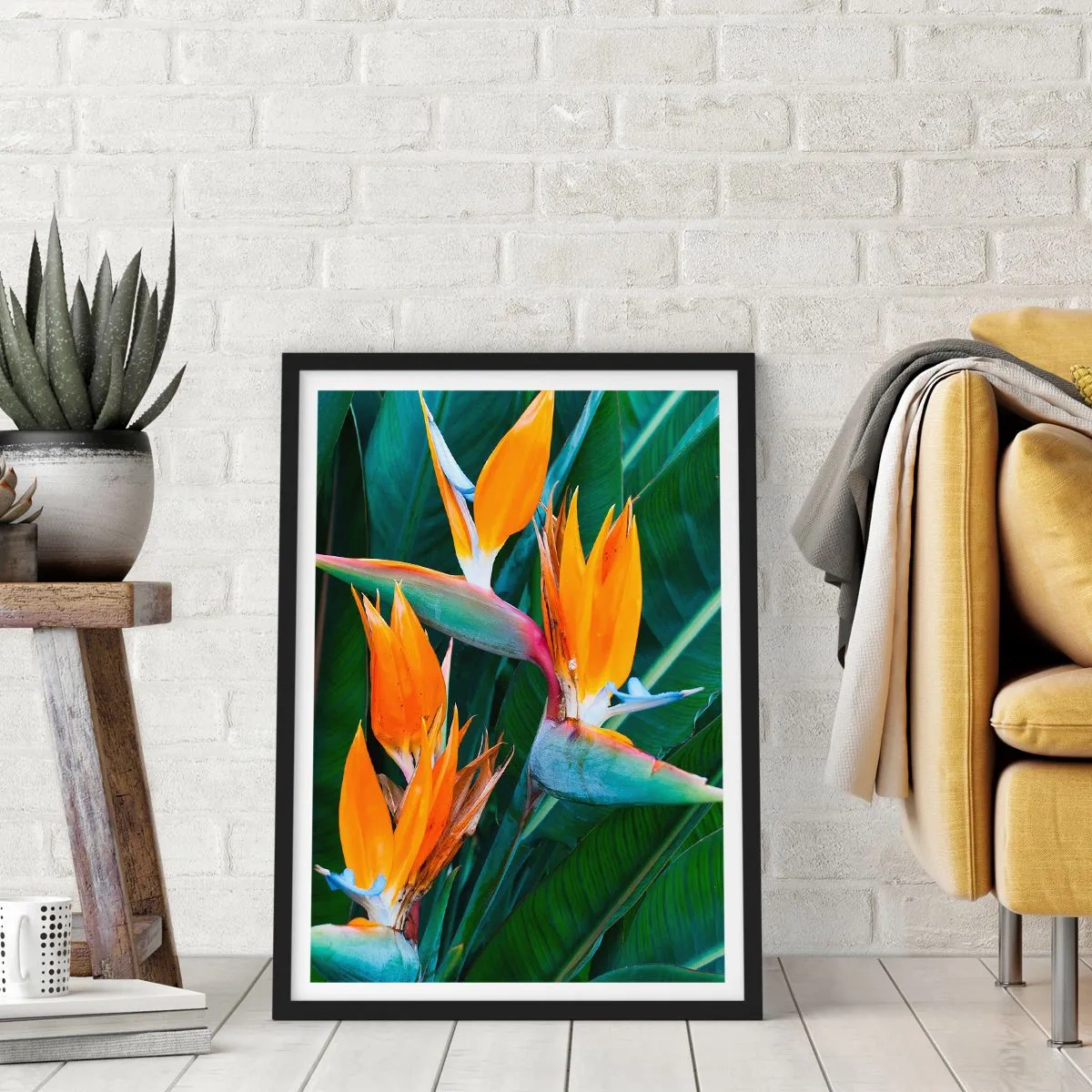 Póster en marco negro - Flores de Strelitzia rodeadas de hojas verdes. - 50x70cm - ¿Es una flor o es un pájaro? - Decoración de pared moderna para salón y dormitorio ARTTOR