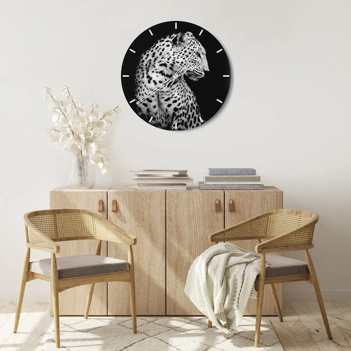 Reloj de pared - Reloj de vidrio - Retrato en blanco y negro de un leopardo sobre un fondo negro. - 30x30cm - El perfil derecho es perfecto - Decoración de pared moderna para salón, cocina y dormitorio ARTTOR