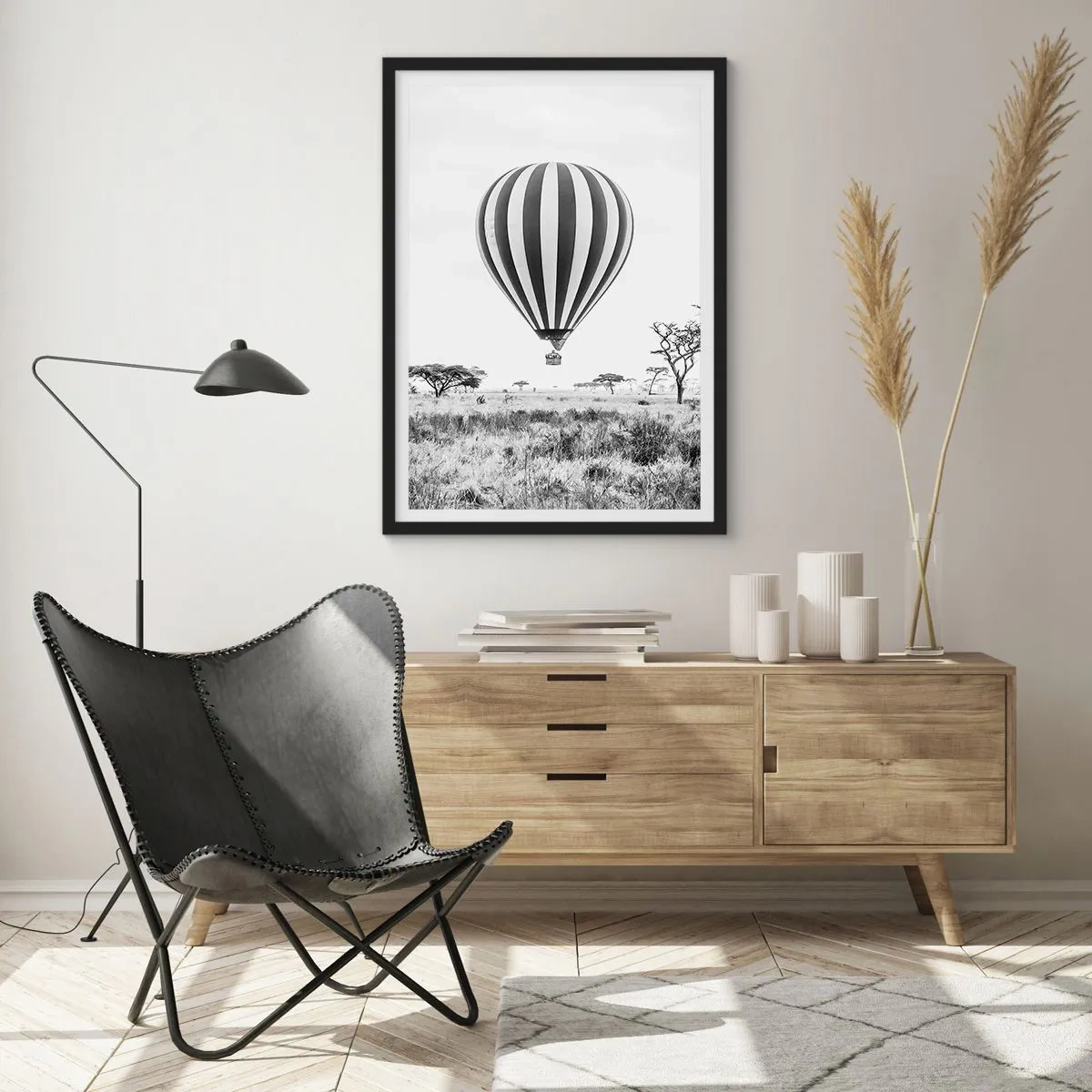 Póster en marco negro - Un globo aerostático flotando sobre la sabana en blanco y negro. - 50x70cm - Sobre la sabana - Decoración de pared moderna para salón y dormitorio ARTTOR
