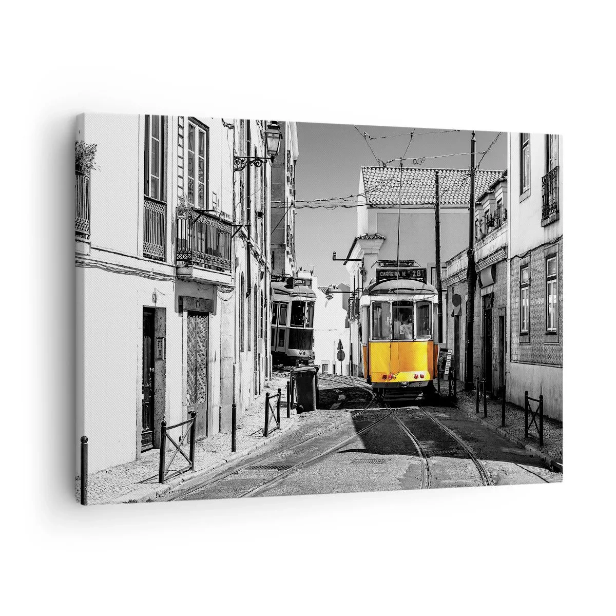 Cuadro sobre lienzo - Impresión de Imagen - Un tranvía amarillo en las calles de Lisboa en un entorno monocromático. - 70x50cm - Espíritu de Lisboa - Decoración de pared moderna para salón y dormitorio ARTTOR