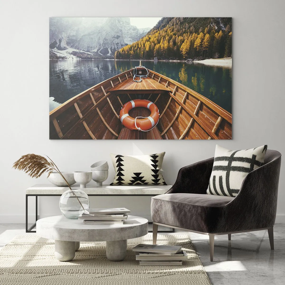 Cuadro sobre vidrio - Impresiones sobre Vidrio - Vista desde un barco de madera de un lago de montaña y un bosque otoñal. - 70x50cm - Viaje a la montaña - Decoración de pared moderna para salón y dormitorio ARTTOR