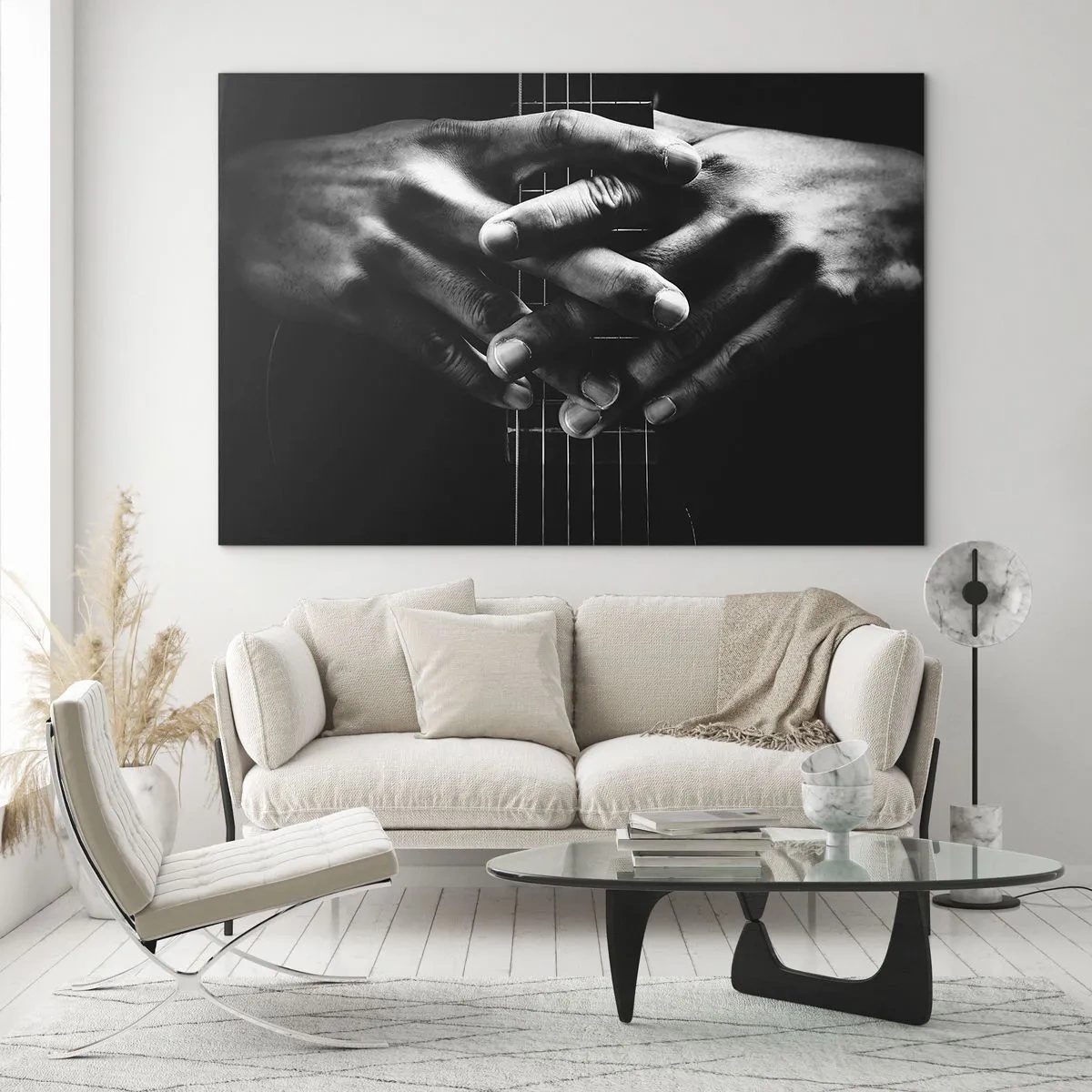 Cuadro sobre vidrio - Impresiones sobre Vidrio - Manos juntas apoyadas sobre el mástil de la guitarra en blanco y negro - 70x50cm - La oración del artista - Decoración de pared moderna para salón y dormitorio ARTTOR