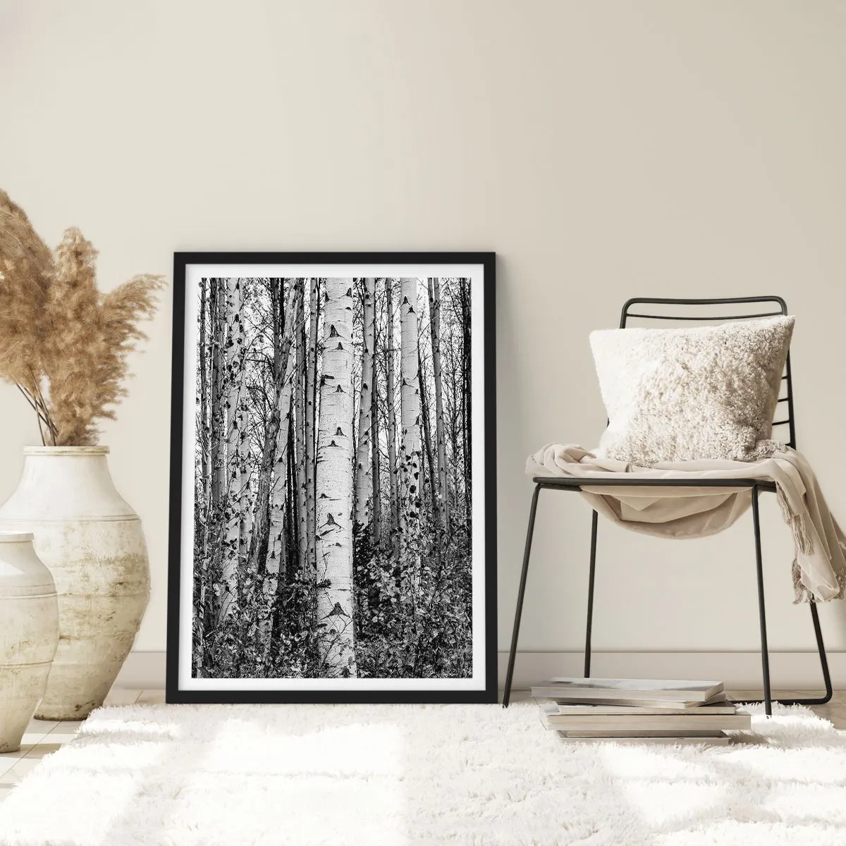 Póster en marco negro - Los abedules blancos y negros forman un bosque simétrico. - 50x70cm - Columnas de abedules - Decoración de pared moderna para salón y dormitorio ARTTOR