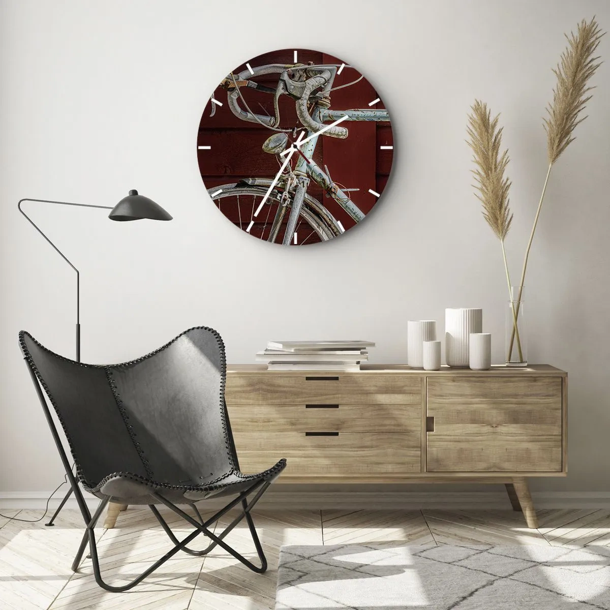 Reloj de pared - Reloj de vidrio - Primer plano de una bicicleta retro contra un tablero rojo. - 30x30cm - Creada para las victorias - Decoración de pared moderna para salón, cocina y dormitorio ARTTOR