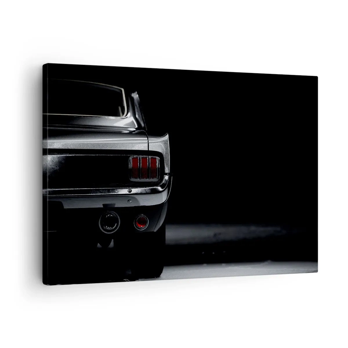 Cuadro sobre lienzo - Impresión de Imagen - Una imagen en blanco y negro de la parte trasera de un coche clásico sobre un fondo oscuro. - 70x50cm - El encanto de los clásicos - Decoración de pared moderna para salón y dormitorio ARTTOR