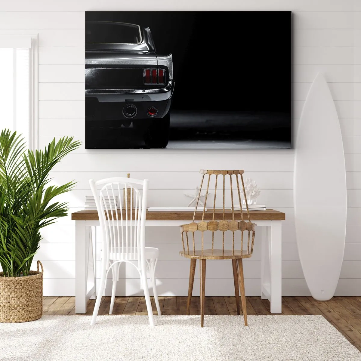 Cuadro sobre lienzo - Impresión de Imagen - Una imagen en blanco y negro de la parte trasera de un coche clásico sobre un fondo oscuro. - 70x50cm - El encanto de los clásicos - Decoración de pared moderna para salón y dormitorio ARTTOR