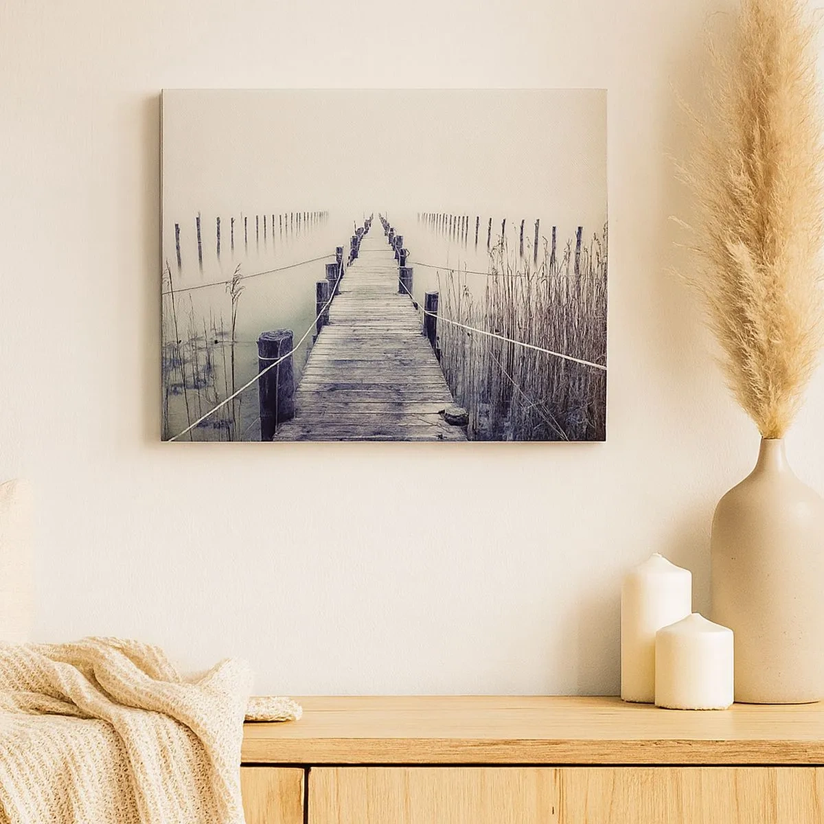 Cuadro sobre lienzo - Impresión de Imagen - Un puente de madera que conduce a un espacio brumoso. - 70x50cm - Sumergirse en la paz - Decoración de pared moderna para salón y dormitorio ARTTOR