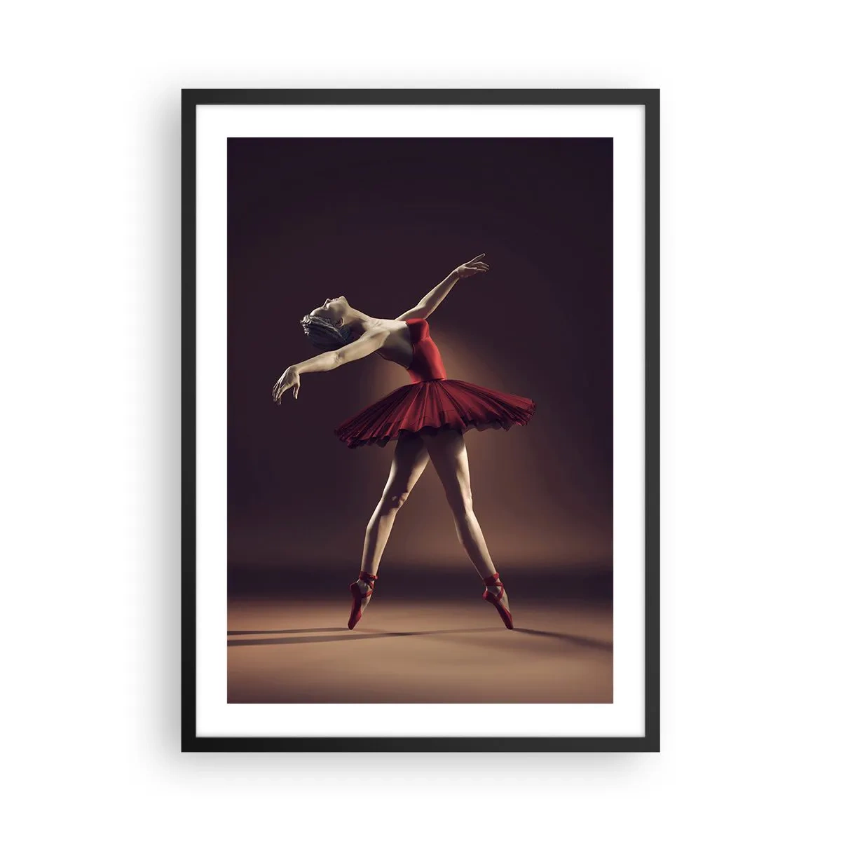 Póster en marco negro - Una bailarina de ballet con un vestido rojo en el escenario. - 50x70cm - Primera bailarina - Decoración de pared moderna para salón y dormitorio ARTTOR