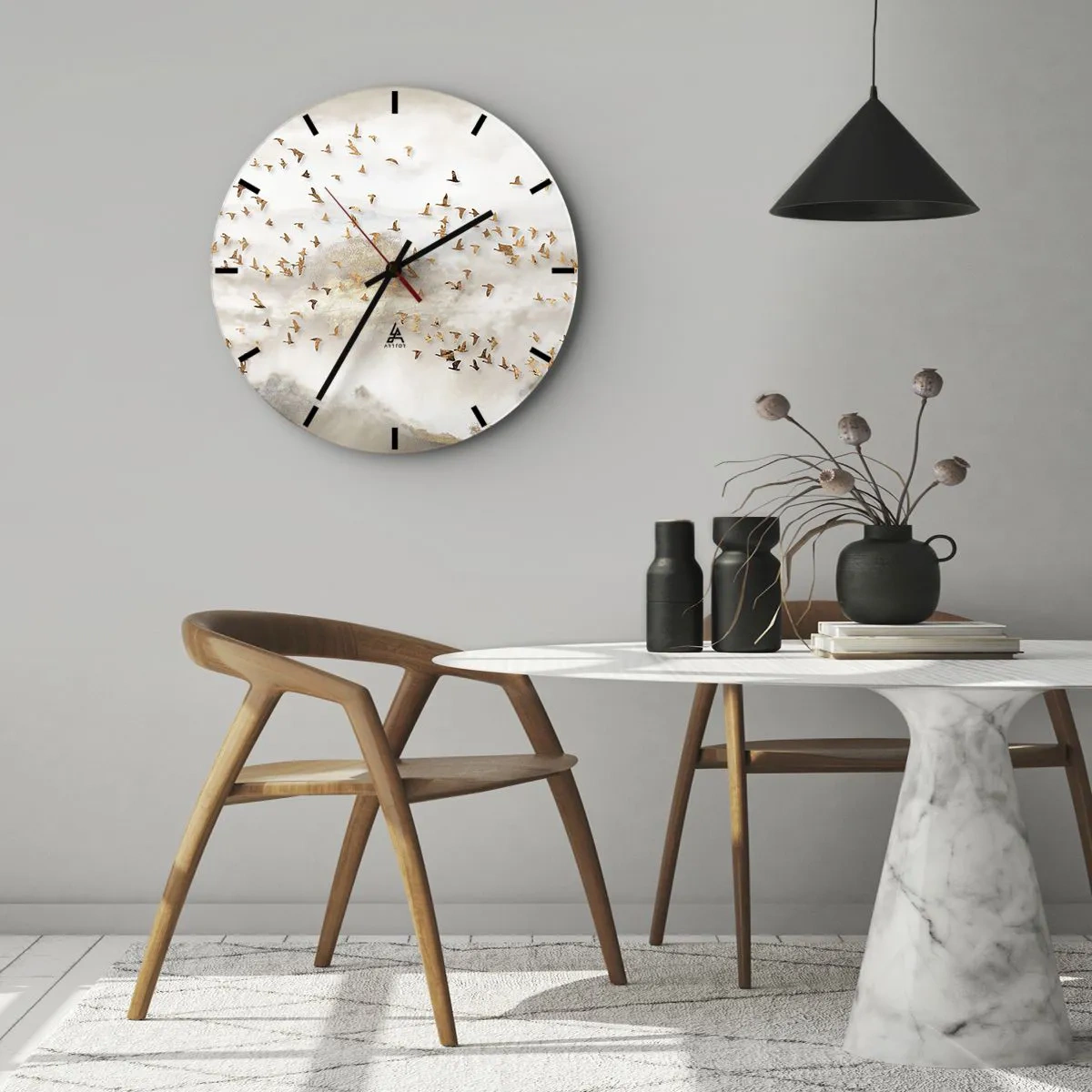 Reloj de pared - Reloj de vidrio - Una bandada de pájaros volando con el telón de fondo de montañas en una delicada niebla. - 30x30cm - Es hora... - Decoración de pared moderna para salón, cocina y dormitorio ARTTOR