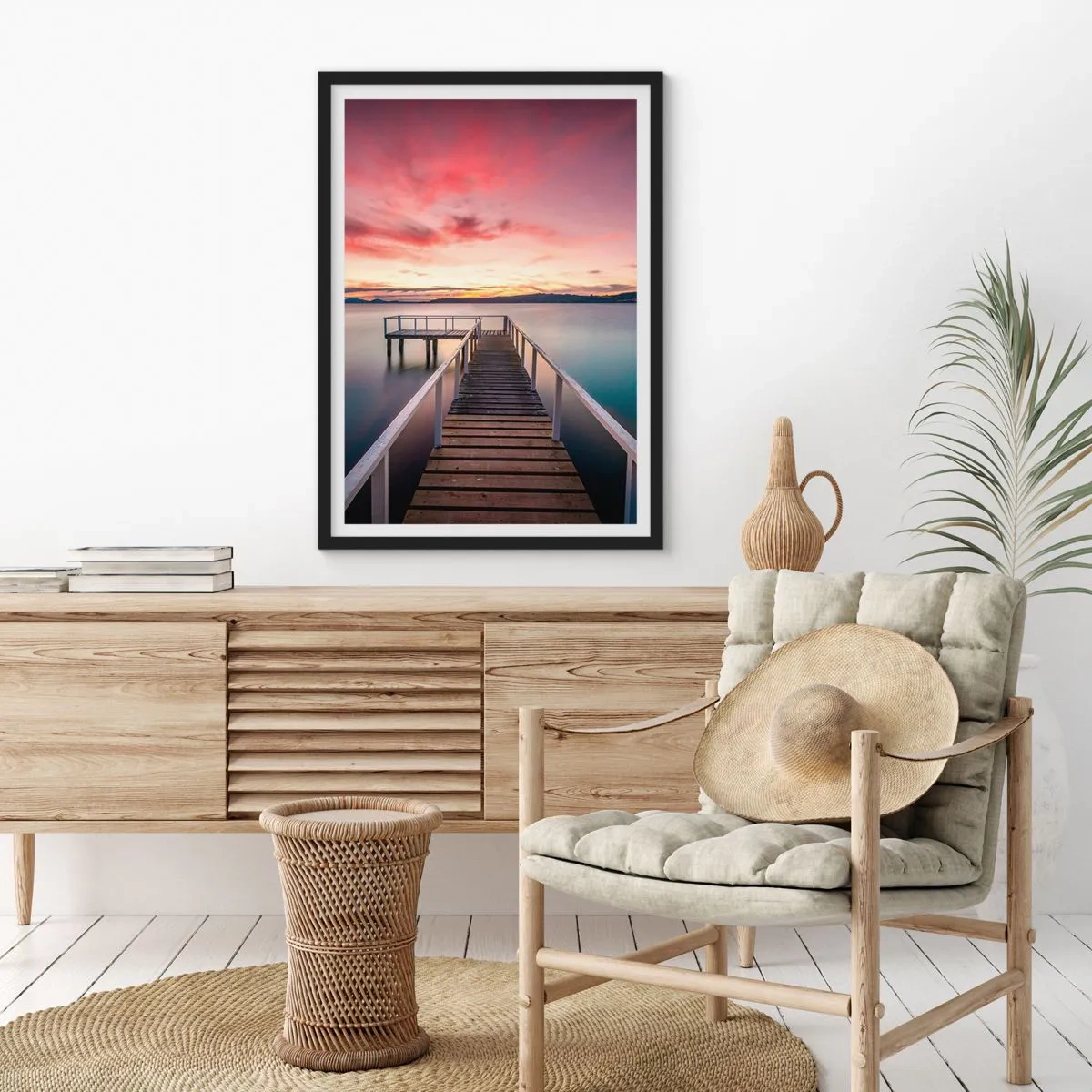 Póster en marco negro - Un muelle en el lago a la luz del sol poniente. - 50x70cm - La suave llama del atardecer - Decoración de pared moderna para salón y dormitorio ARTTOR