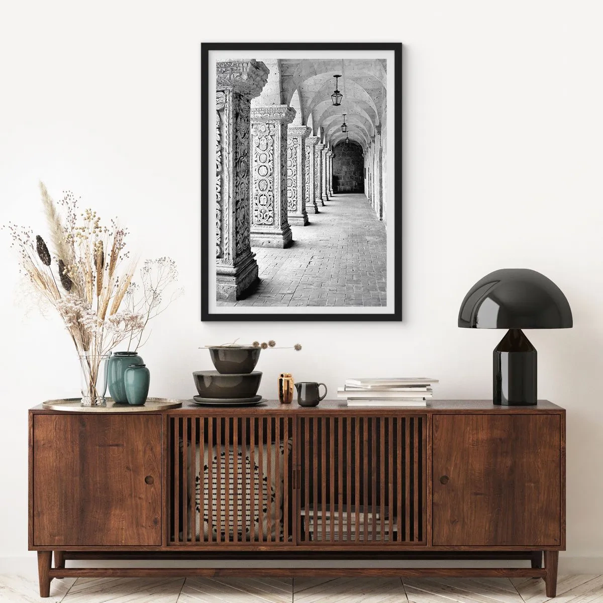 Póster en marco negro - Una fotografía en blanco y negro de un claustro histórico con columnas. - 50x70cm - ¿Y adónde nos llevará...? - Decoración de pared moderna para salón y dormitorio ARTTOR